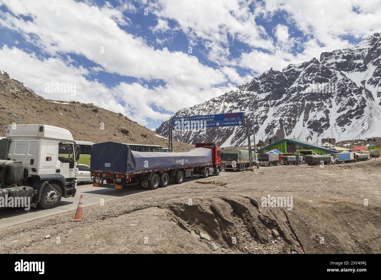 Las Cuevas, Argentine, 25 novembre 2015 : camions en attente pour traverser la frontière de l'Argentine au Chili, en Amérique du Sud Banque D'Images