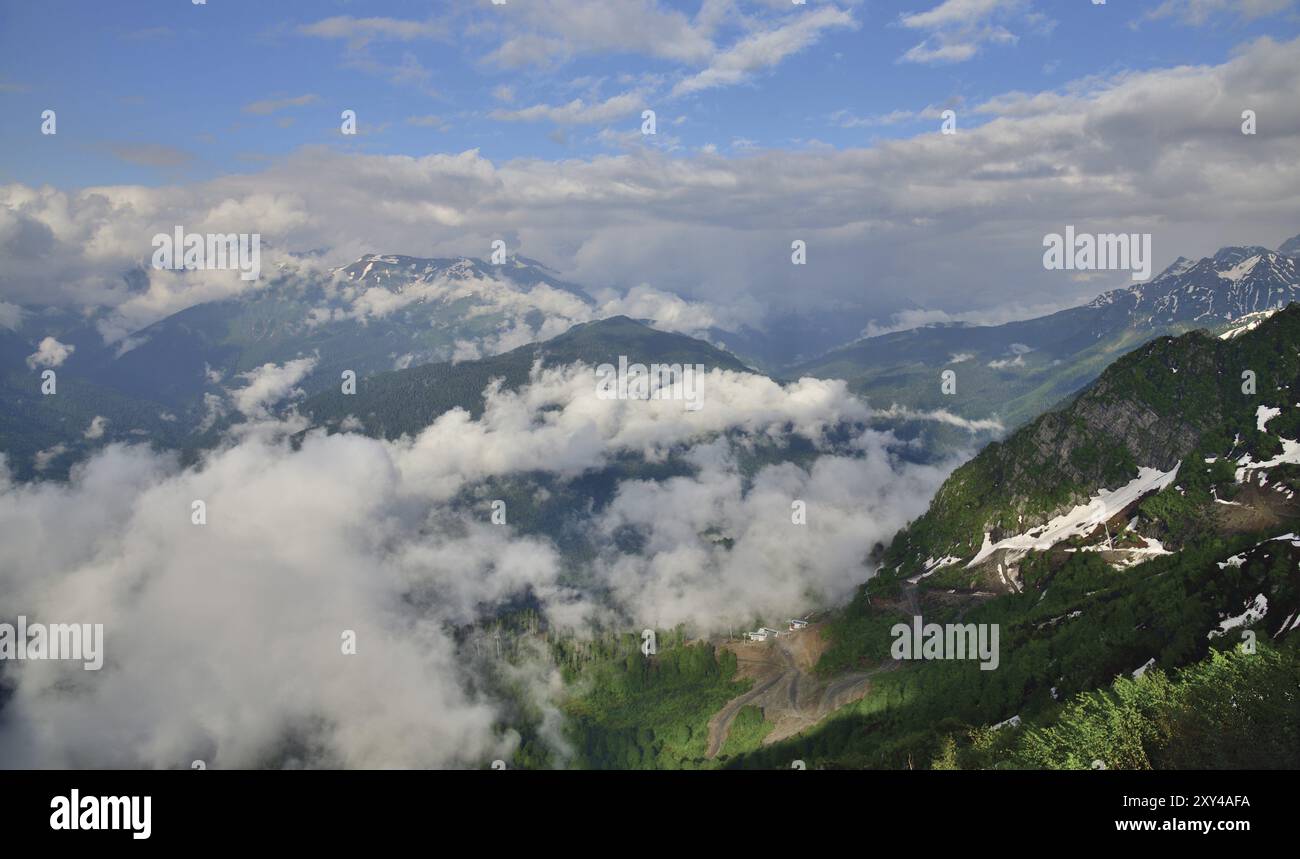 Belles vues sur les montagnes du Caucase d'une hauteur Banque D'Images
