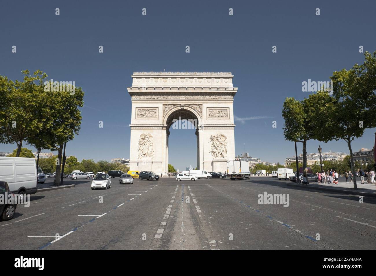Une vue sur l'avenue des champs-Élysées au centre de l'emblématique Arc de Triomphe à Paris, France. Horizontal Banque D'Images