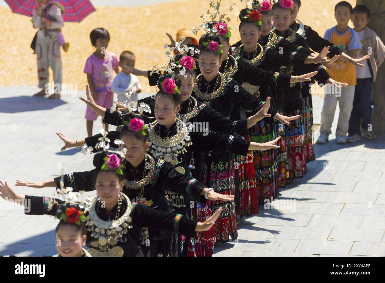 Xijiang, Chine, 15 septembre 2007 : ligne de femmes Miao dansent portant des regalia de festival traditionnel et des costumes colorés à la minorité ethnique Xijiang Banque D'Images