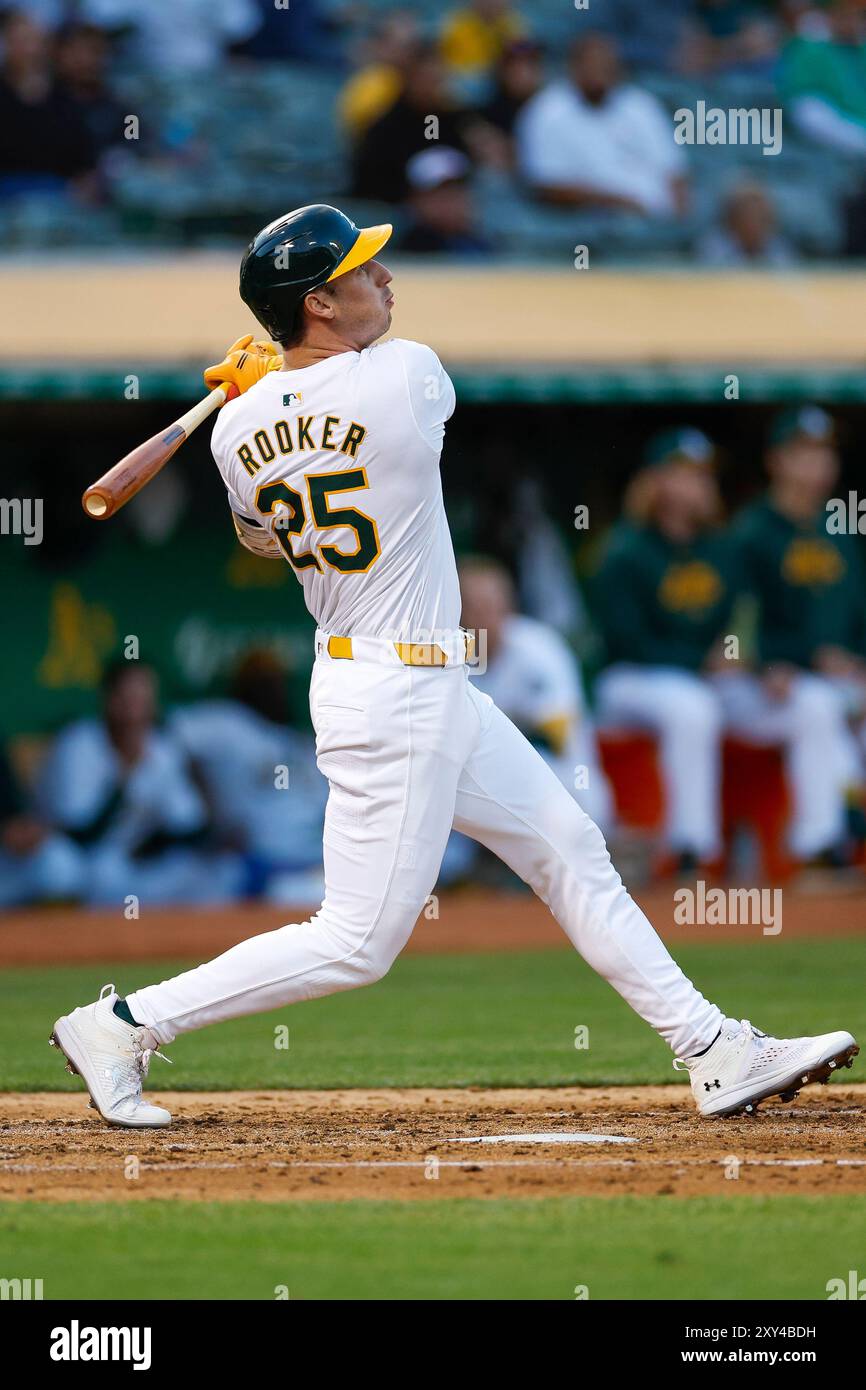 Brent Rooker #25 de l'Oakland Athletics bat la batte lors d'un match contre les Rays de Tampa Bay au Coliseum d'Oakland le 21 août 2024, à Oakland, Banque D'Images