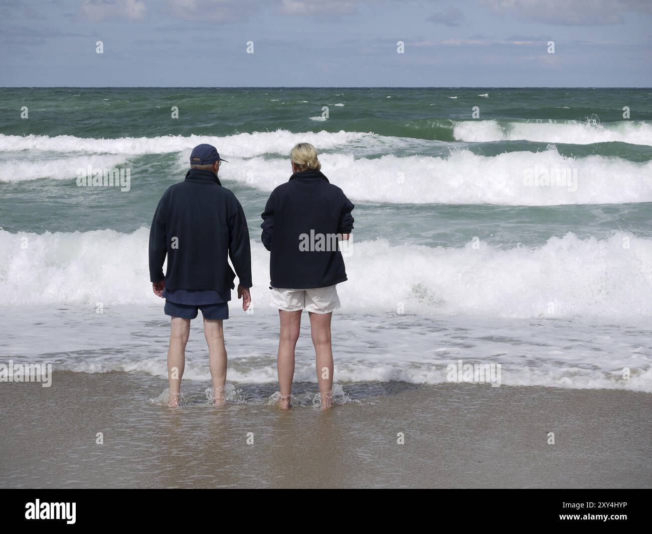 Promenez-vous le long de la plage à Thyboron Banque D'Images