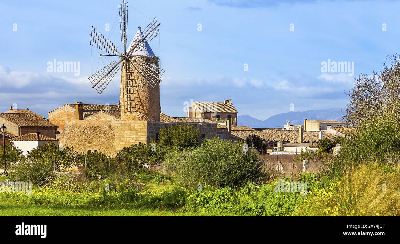 Algadia, Majorque, Espagne, 17 décembre 2018 un vieux moulin à vent dans la ville, en Europe Banque D'Images