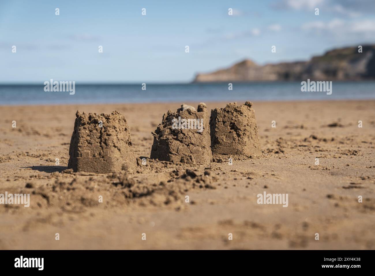 Châteaux de sable sur la plage de Runswick Sands, North Yorkshire Angleterre, Royaume-Uni, avec Kettleness en arrière-plan Banque D'Images