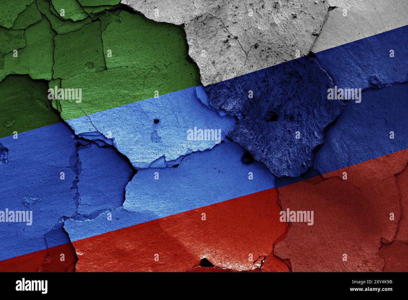 Drapeaux du Daghestan et de la Russie peints sur un mur fissuré Banque D'Images