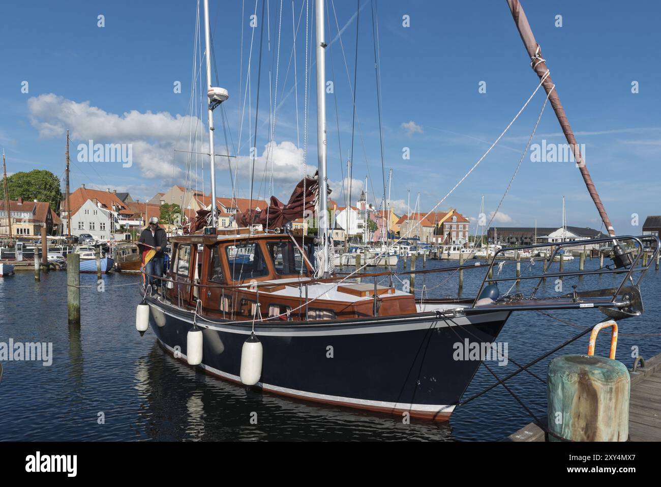 Motor sailer dans la marina. Bateau à voile dans la marina Banque D'Images