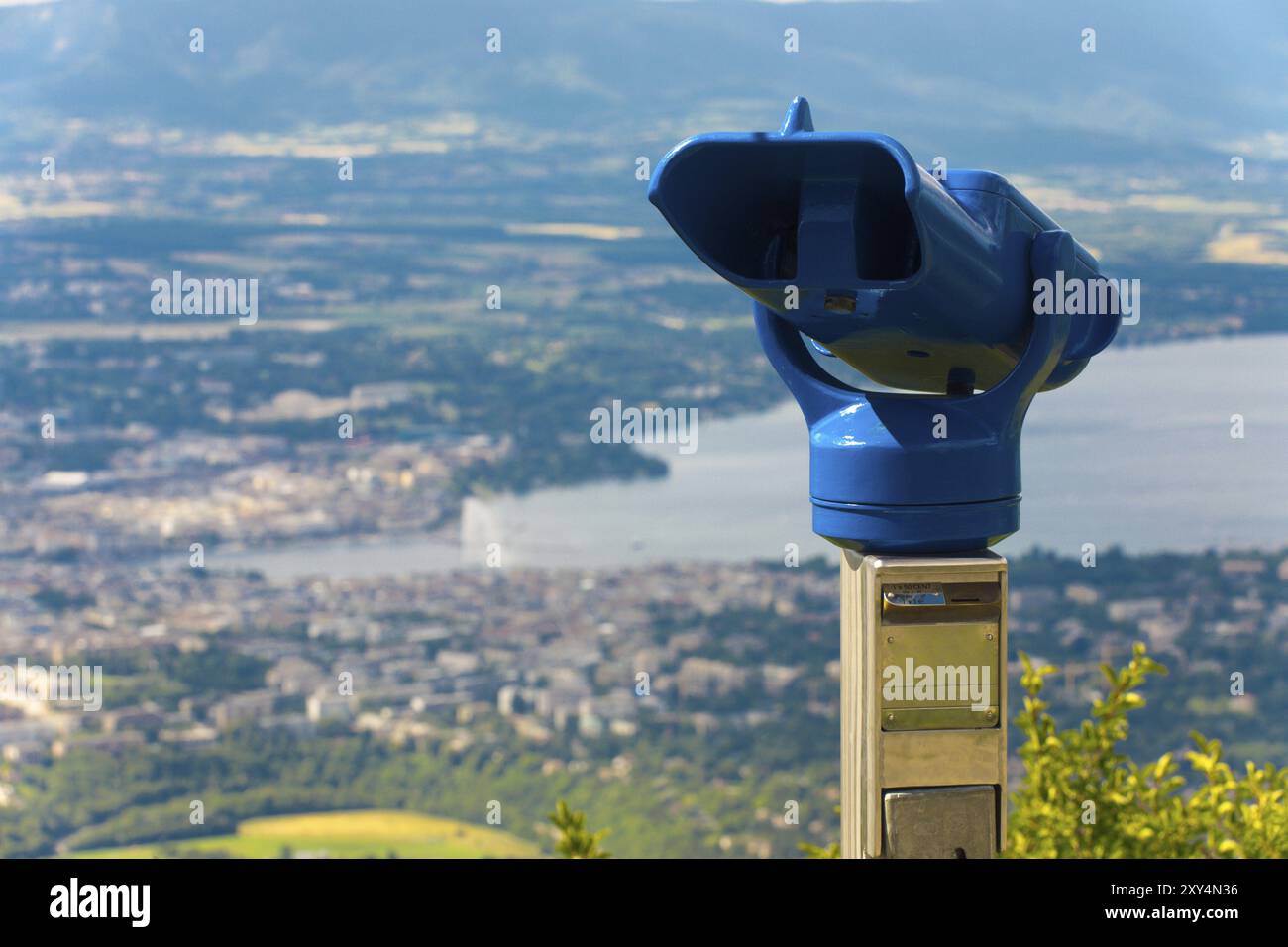 Un ensemble de jumelles touristiques à pièces surplombe la ville de Genève et le lac Léman Banque D'Images