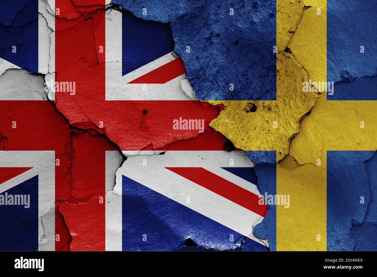 Drapeaux du Royaume-Uni et de la Suède peints sur un mur fissuré Banque D'Images