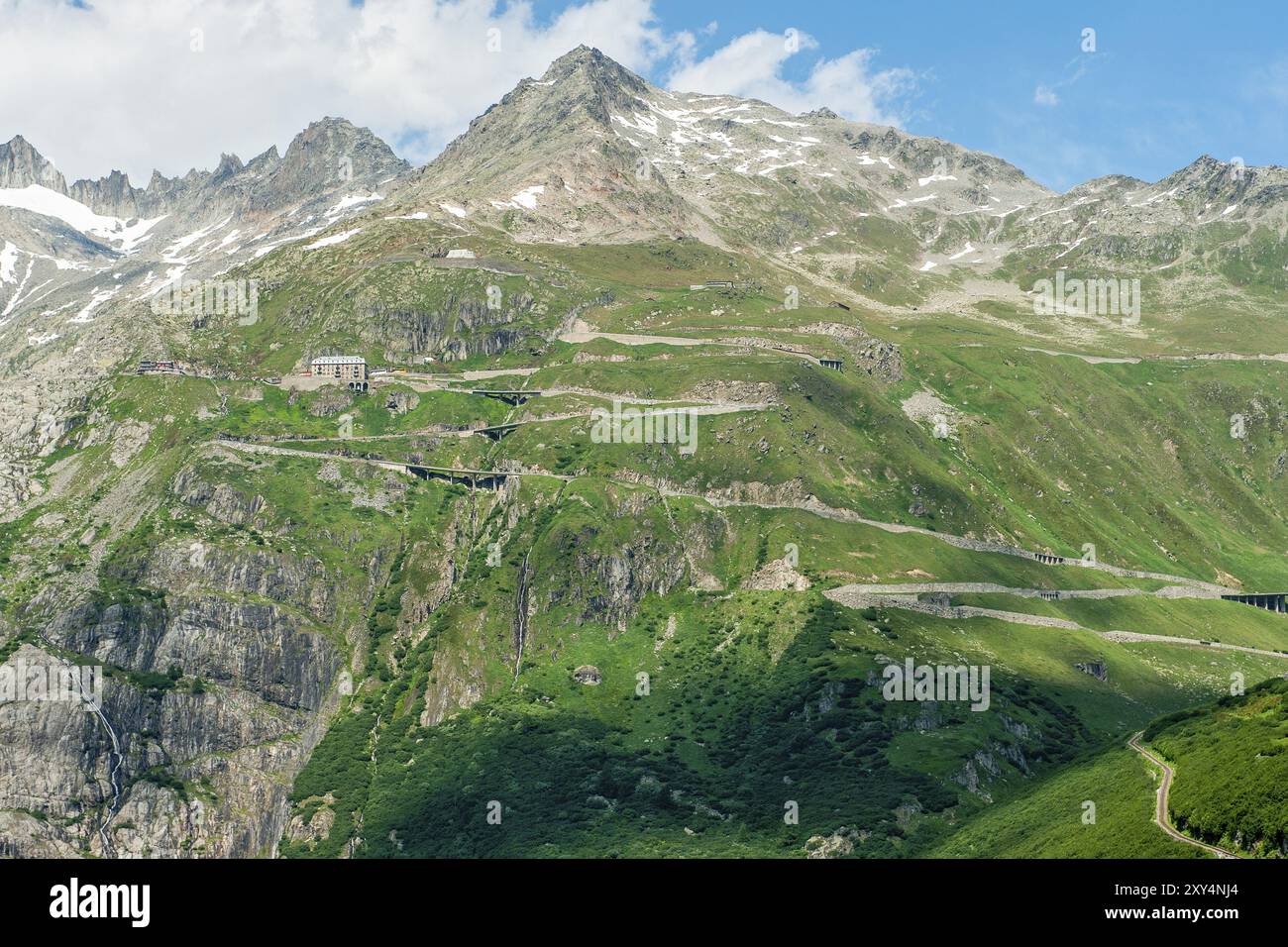 Vue sur la route du col de Furka col alpin avec des courbes serrées virages en épingle à cheveux sur une pente de montagne abrupte au-dessus de la limite des arbres en été, au sommet du col de Furka Banque D'Images