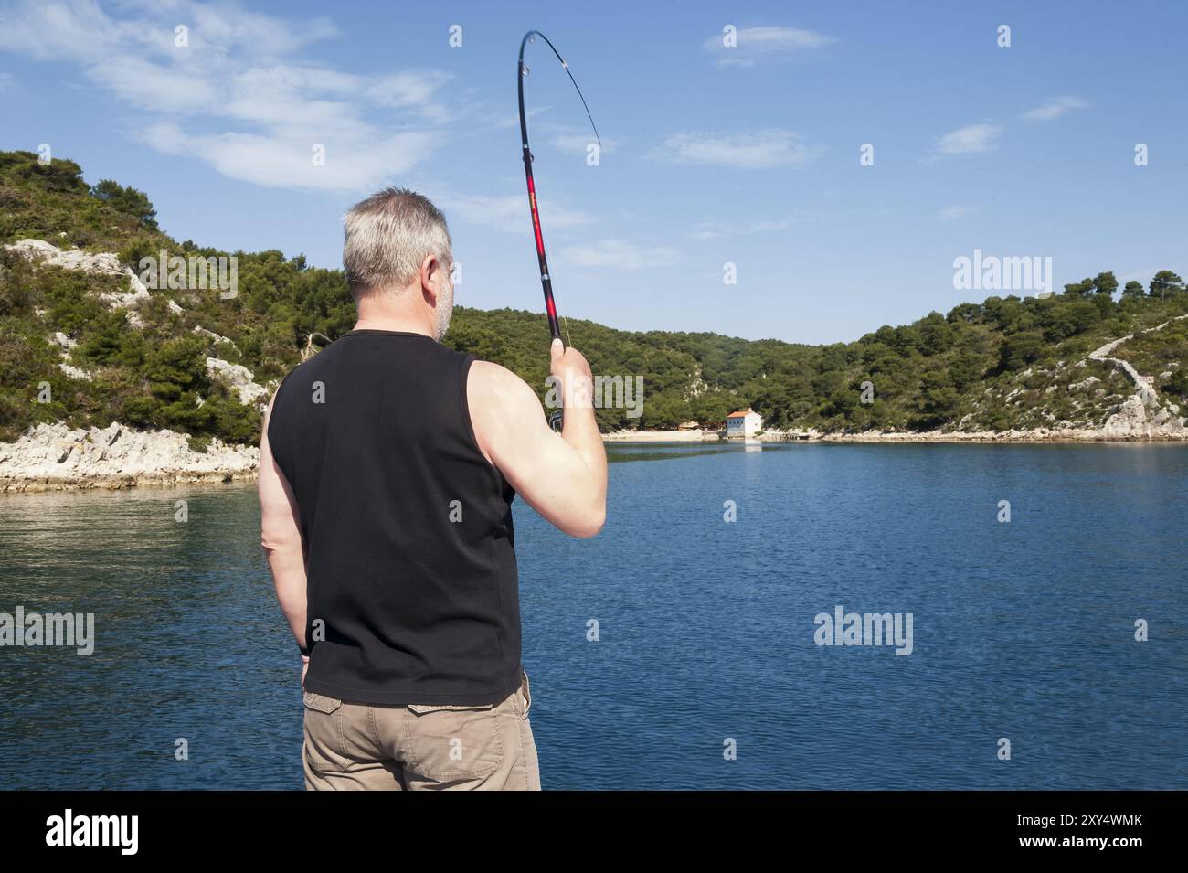 Pêcheur de haute mer dans une baie sur la côte croate Banque D'Images