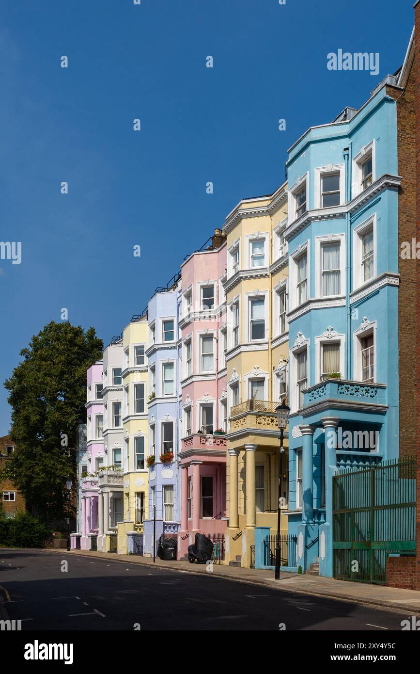 Colville Houses, une terrasse de propriétés pittoresques aux couleurs vives dans le Royal Borough de Kensington et Chelsea, Londres, Royaume-Uni. Pastel peint Banque D'Images