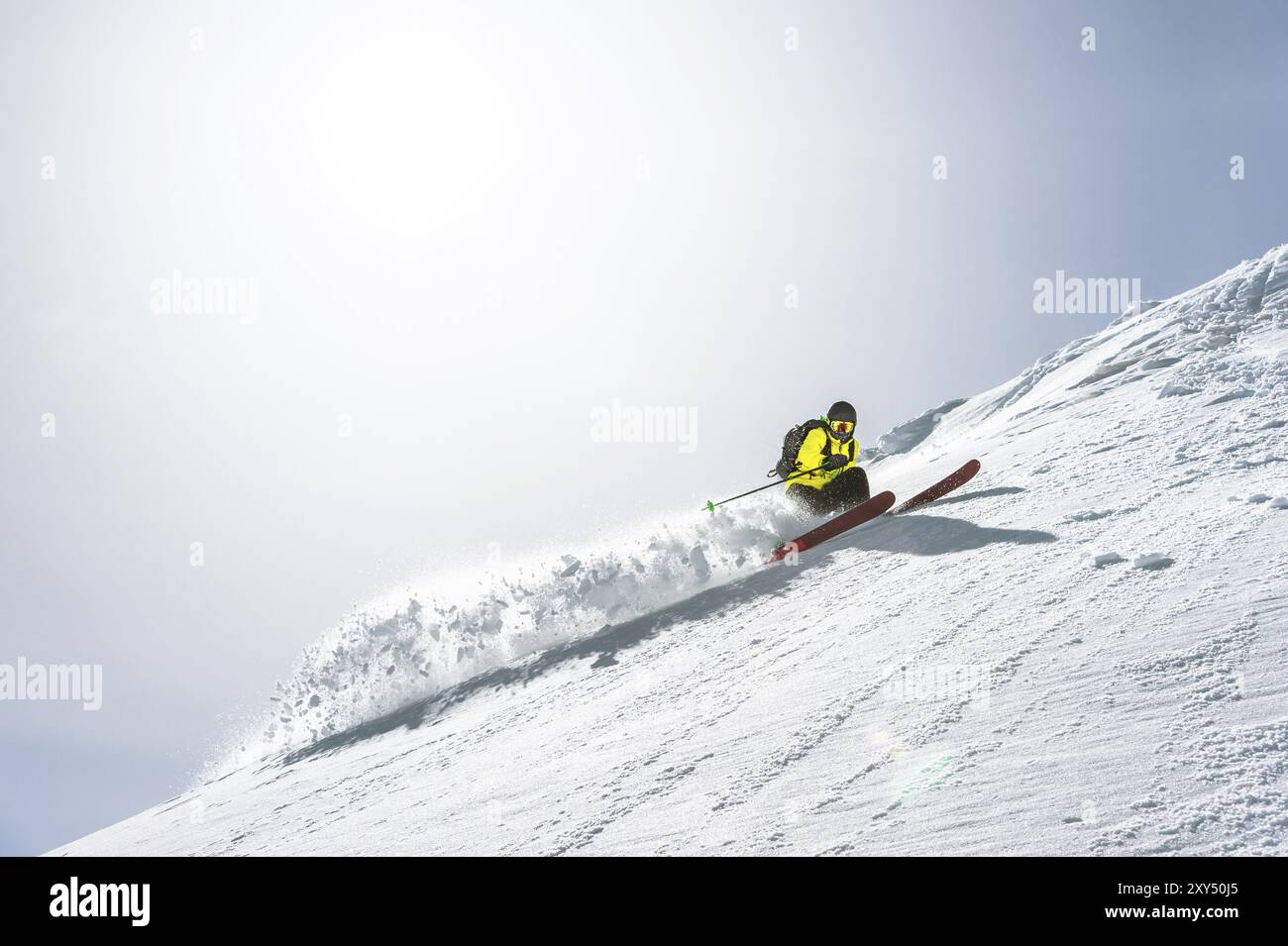 La durée totale du ski sur la neige fraîche en poudre. Skieur professionnel en dehors de la piste par une journée ensoleillée Banque D'Images