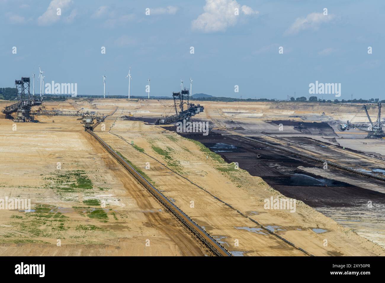 Excavatrice de morts-terrains, excavatrice de charbon et système de transport dans une mine à ciel ouvert Banque D'Images