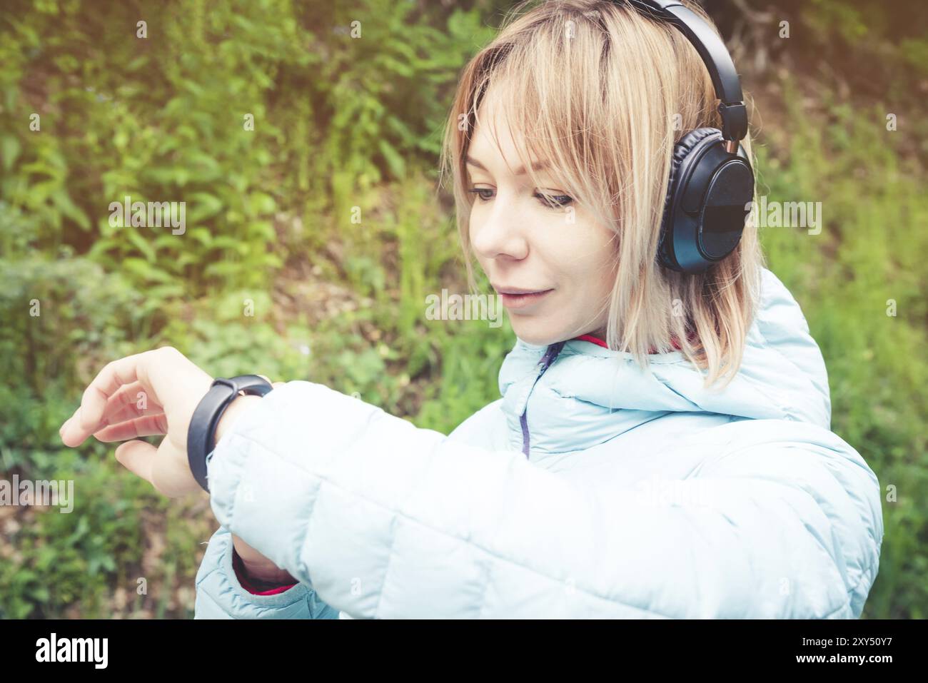 Portrait jeune femme de fitness regardant sa montre intelligente tout en prenant une pause de l'entraînement sportif. Sportive vérifiant le pouls sur la montre intelligente de fitness d Banque D'Images