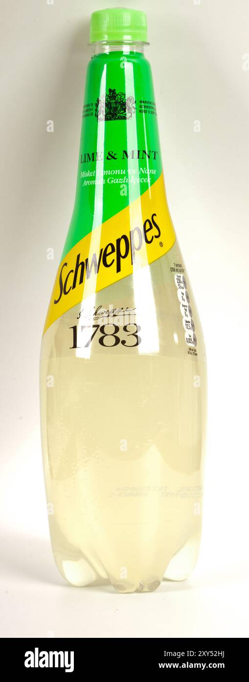 Schweppes boissons gazeuses menthe citron vert dans des bouteilles en plastique de 1 litre, Istanbul Turquie 07 octobre 2023, isolé sur fond blanc Banque D'Images
