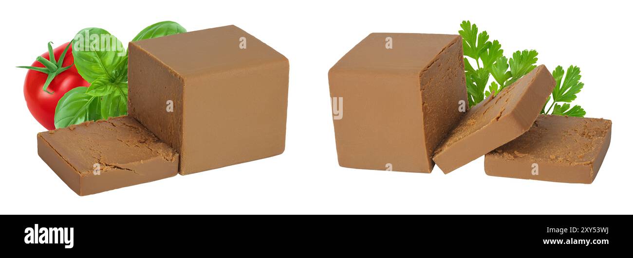 Fromage brun. Brunost norvégien isolé sur fond blanc avec pleine profondeur de champ. Banque D'Images