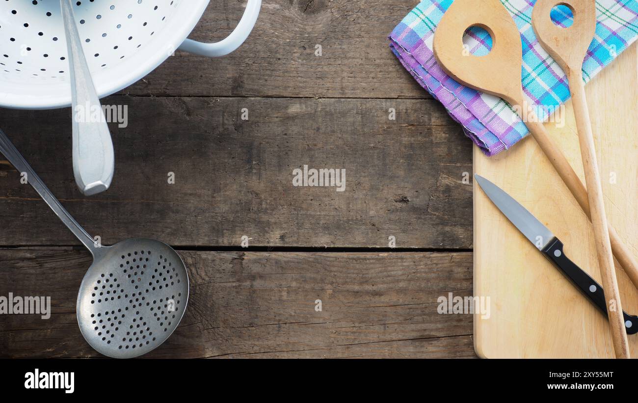 Ancienne cuisine outils sur une table en bois rustique Banque D'Images