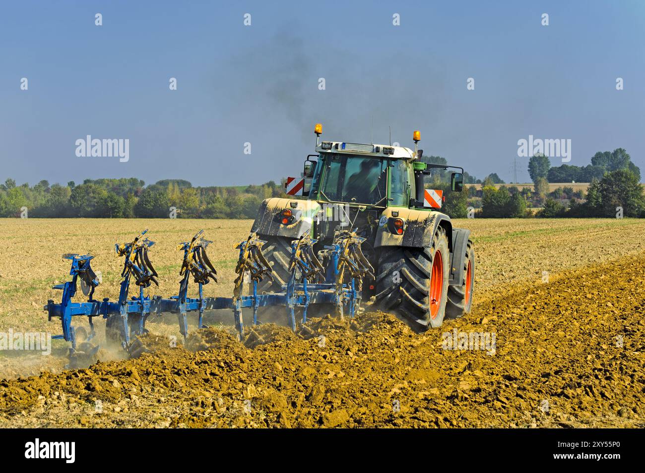 Agriculteur labourant ses champs en automne Banque D'Images