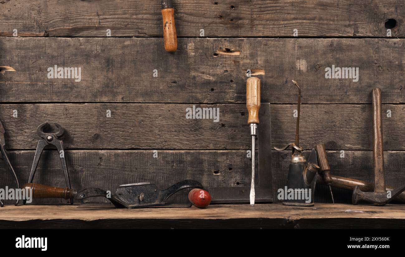 Vieux outils de charpentier sur un mur en bois avec espace pour texte ou l'image Banque D'Images