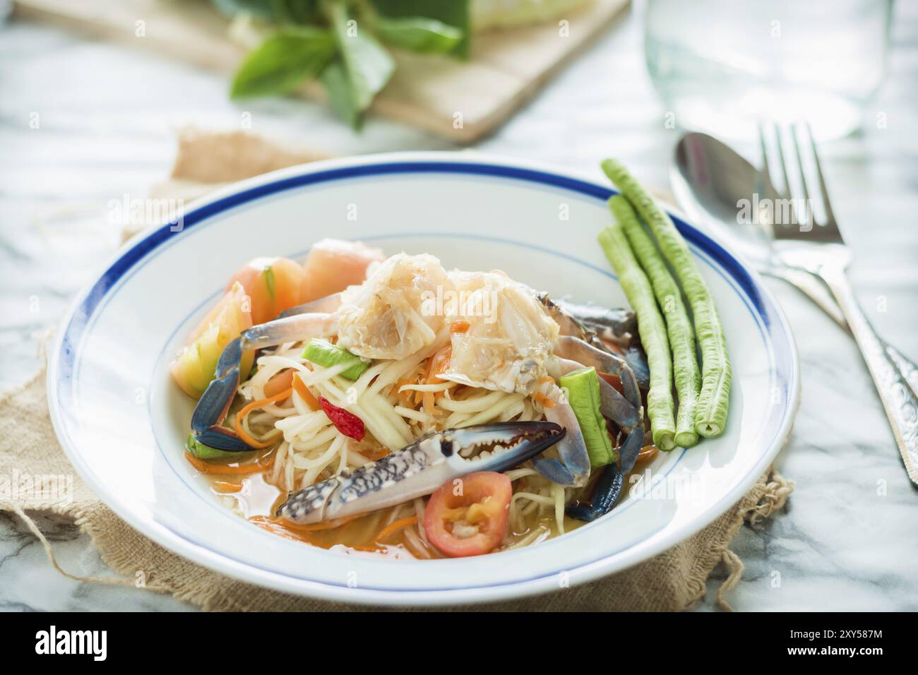 Salade de papaye thaïlandaise avec crabe bleu mariné Banque D'Images