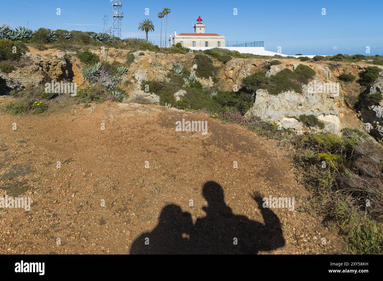Silhouette de deux personnes à Ponta da Piedade Banque D'Images