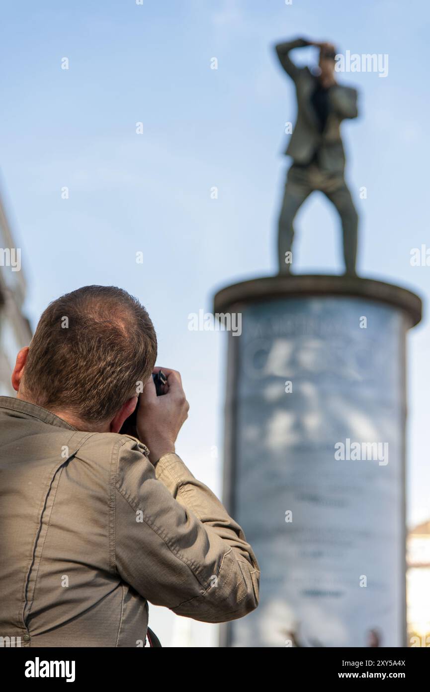 Un homme photographie le monument d'un photographe Banque D'Images