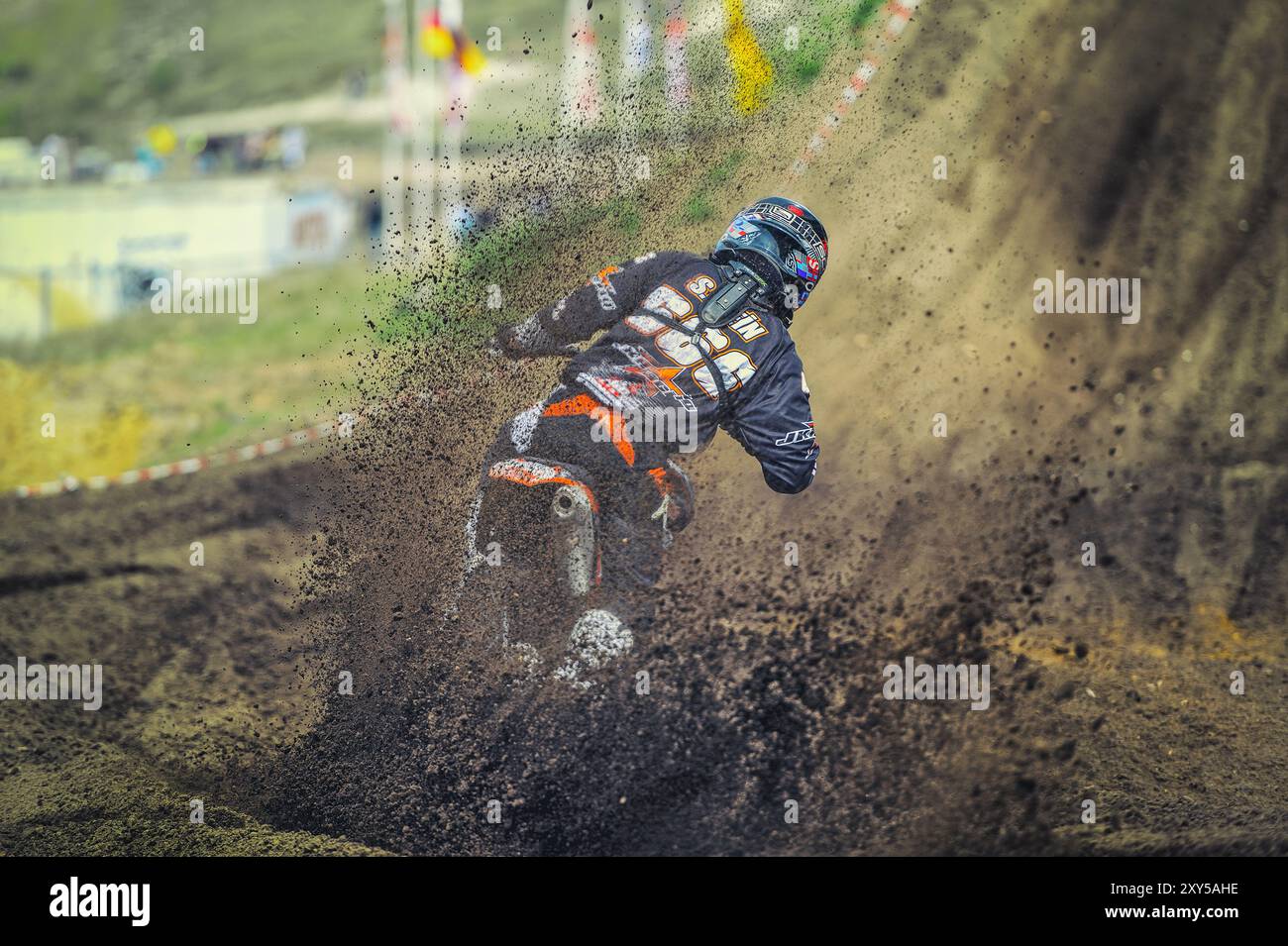 Motocross pilote prend un run-up devant la colline de saut Banque D'Images