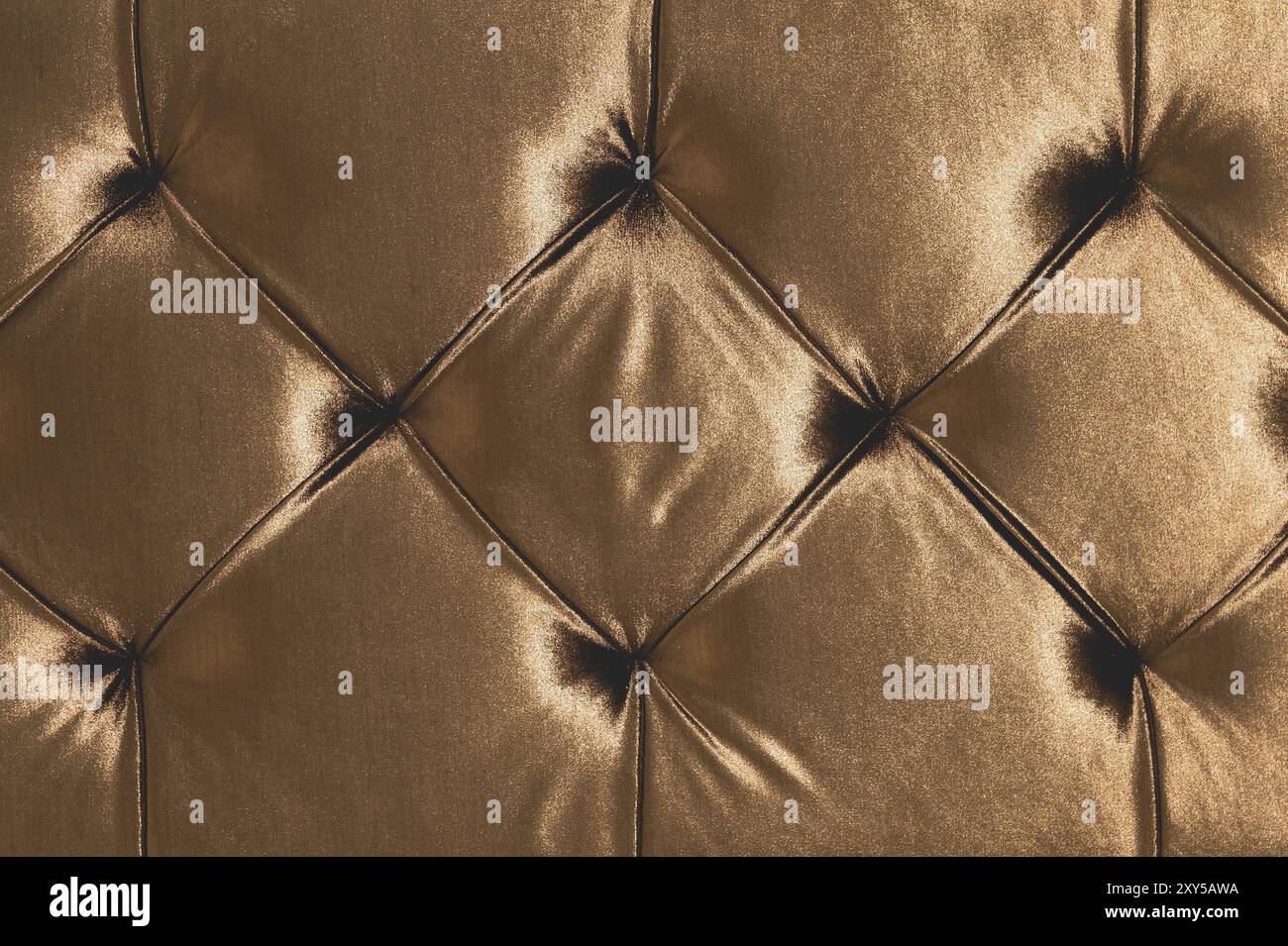 Fond textile doux beige avec boutons symétriques sur les coins des diamants. Eléments de mobilier doux et coûteux. Fond de luxe Banque D'Images