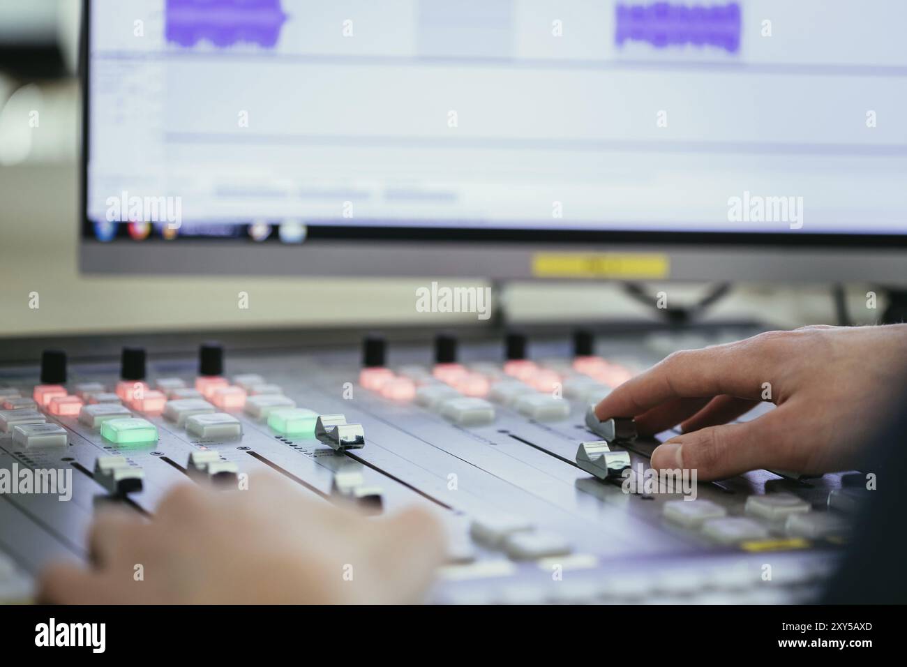 Modérateur et d'harmonie dans la radiodiffusion studio Banque D'Images