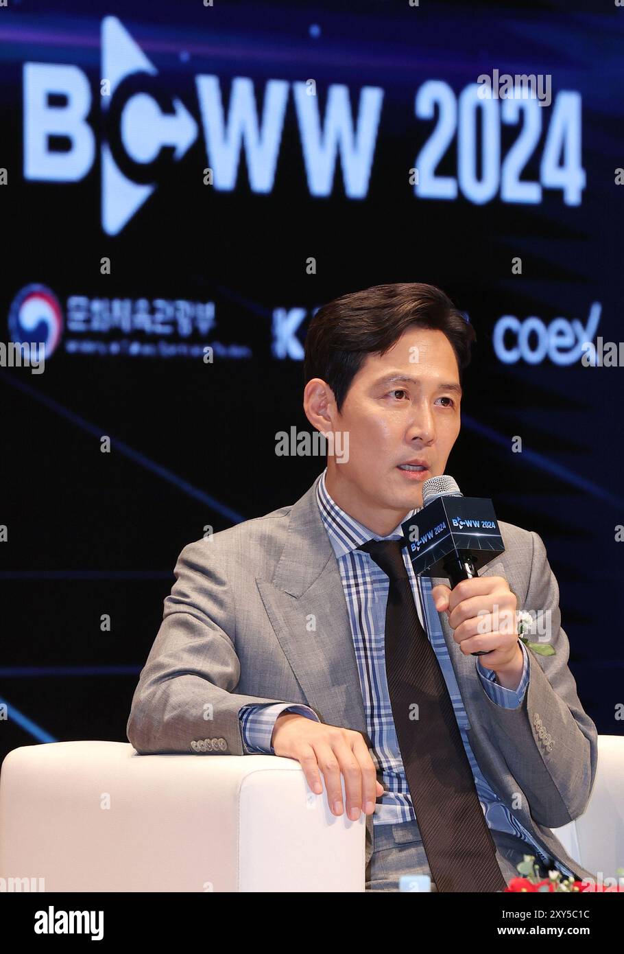 28 août 2024. L'acteur sud-coréen Lee Jung-Jae L'acteur sud-coréen Lee Jung-Jae, qui a joué dans la série dramatique à succès « Squid Game », prend la parole lors d'une session spéciale lors de la conférence Broadcast Worldwide formats and New Media 2024, le plus grand marché de contenu broadcast en Asie, au COEX à Séoul le 27 août 2024. Crédit : Yonhap/Newcom/Alamy Live News Banque D'Images