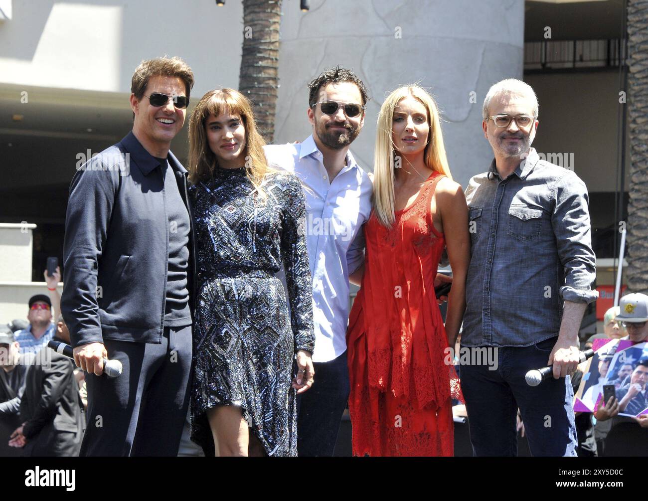 Tom Cruise, Sofia Boutella, Jake Johnson, Annabelle Wallis et Alex Kurtzman à Universal célèbrent le jour de la momie avec un sarcophage De 75 pieds de hauteur Banque D'Images