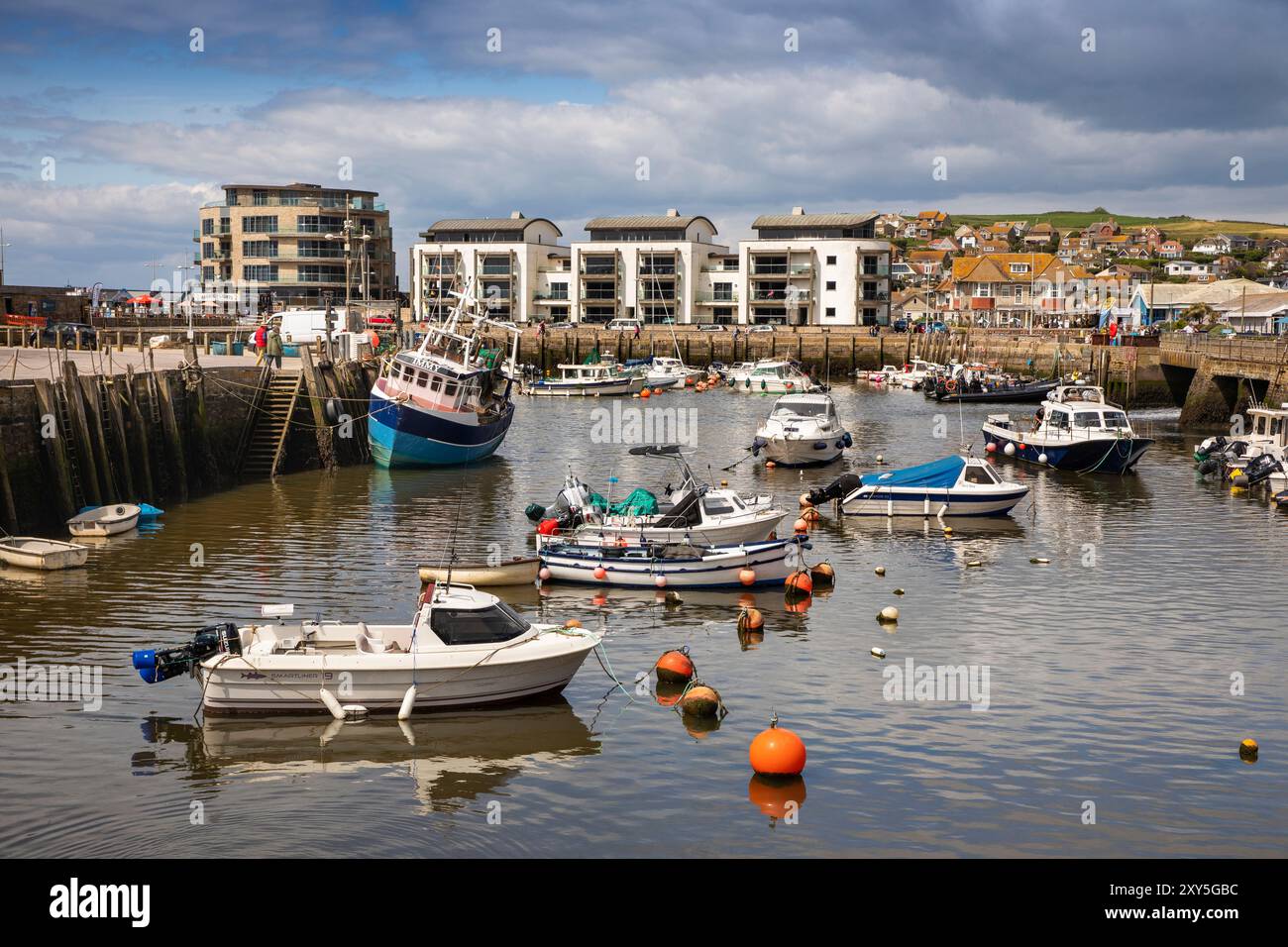 Angleterre, Dorset, Bridport, West Bay, port à marée basse Banque D'Images