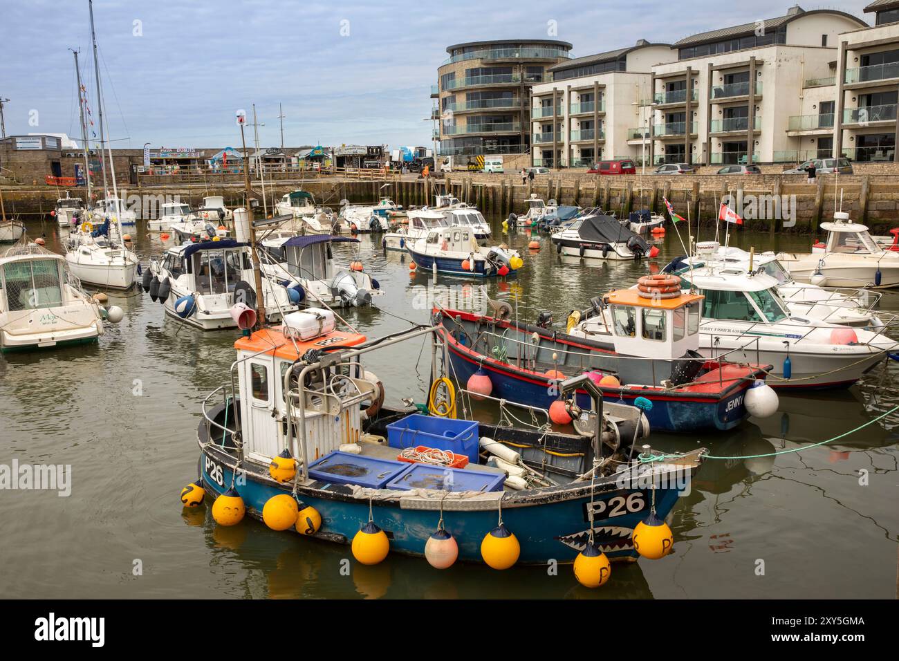 Angleterre, Dorset, Bridport, West Bay, bateaux amarrés dans le port Banque D'Images