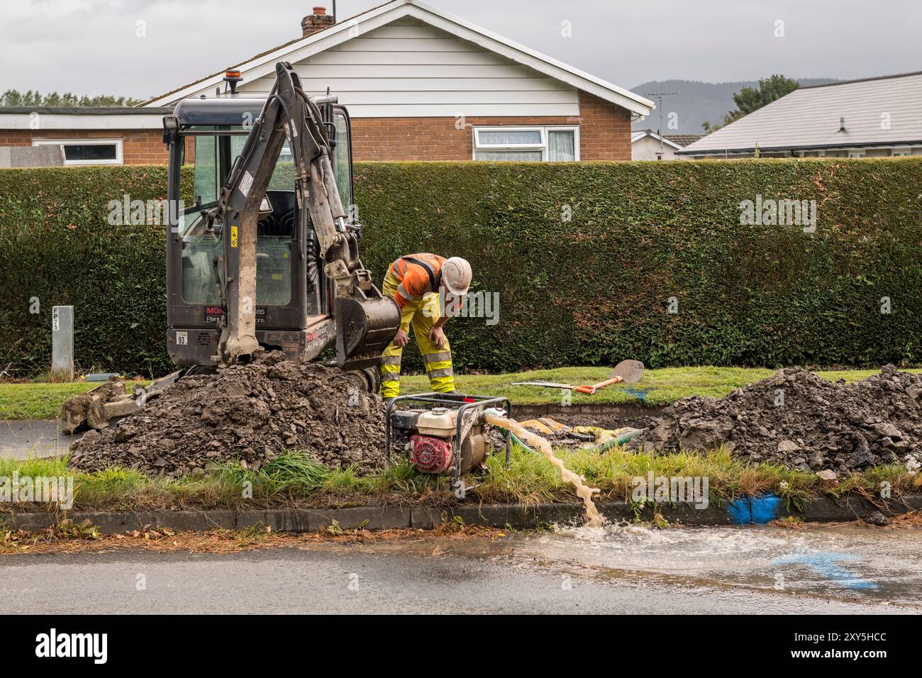 Une conduite d'eau en rupture est en cours de réparation dans la ville frontalière galloise de Presteigne, Powys, par une équipe de Dŵr Cymru (Welsh Water) Banque D'Images