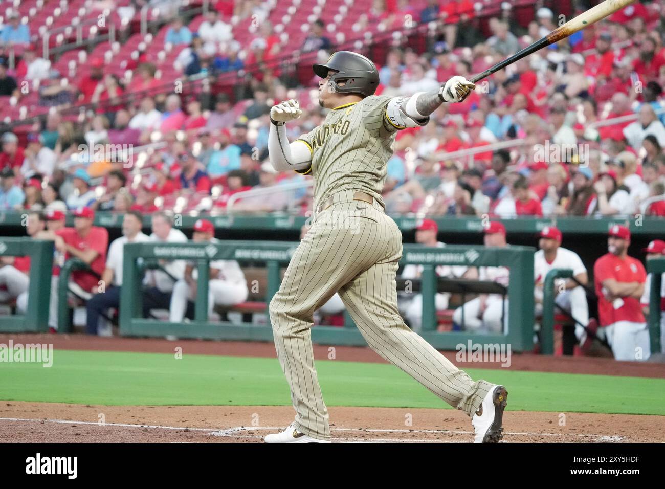 Louis, États-Unis. 27 août 2024. San Diego Padres Manny Machado balançait, frappant un home run en solo en deuxième manche contre les nouveaux Louis Cardinals au Busch Stadium à formé Louis le 27 août 2024. Photo de Bill Greenblatt/UPI crédit : UPI/Alamy Live News Banque D'Images