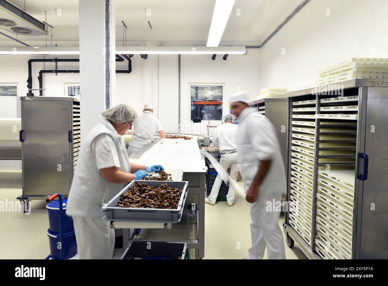 Production de pralines dans une usine pour l'industrie alimentaire - courroie de convoyeur automatique avec du chocolat Banque D'Images