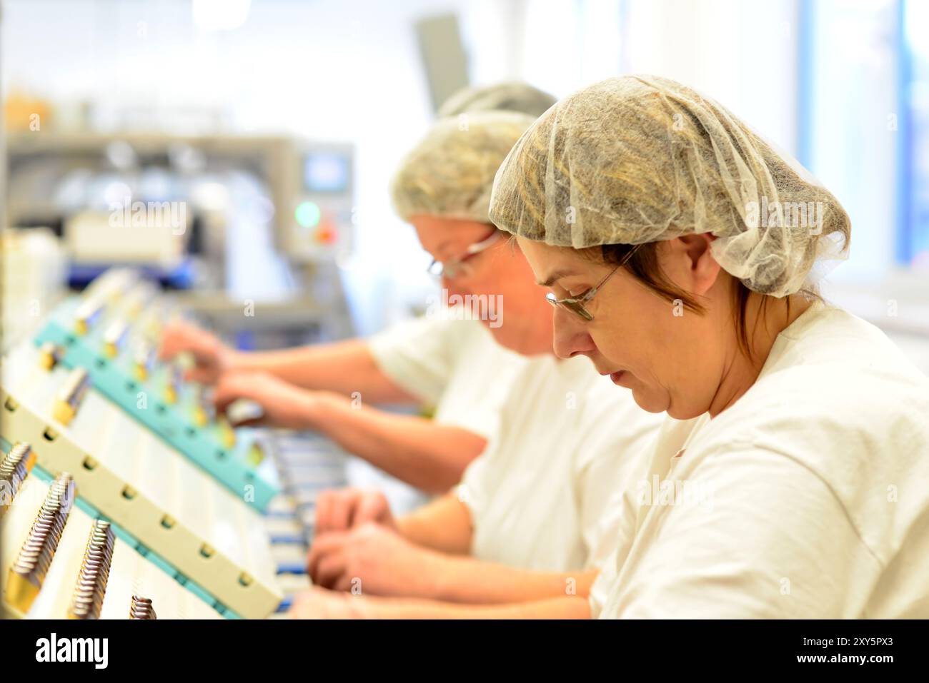Production de pralines dans une usine pour l'industrie alimentaire - courroie de convoyeur automatique avec du chocolat Banque D'Images