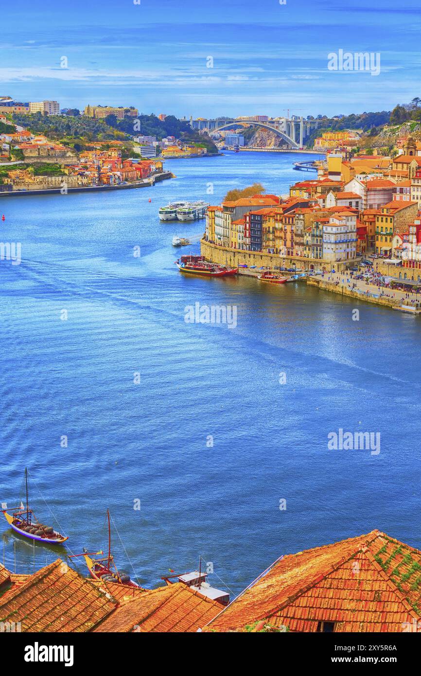 Porto, Portugal vieille ville ribeira promenade aérienne vue aux maisons colorées, fleuve Douro et bateaux Banque D'Images