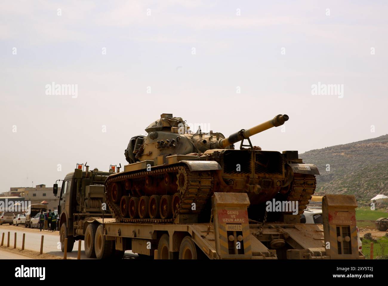 Dlib, Syrie. 10 mars 2020. Un convoi turc de véhicules militaires entre en Syrie par le terminal de Kafr Lusin situé près du terminal de Bab Al-Hawa dans le nord d'Idlib. La colonne s’est dirigée vers les postes d’observation turcs situés dans la zone de « désescalade » à Idlib pour renforcer un grand nombre de véhicules militaires turcs et de soldats déployés dans la région ces dernières semaines. La Turquie a continué d’envoyer davantage de renforts militaires dans la zone de « désescalade » depuis que le nouveau cessez-le-feu dans la région est entré en vigueur vendredi dernier, à la suite d’une réunion de six heures entre le président russe Poutine et son turc Banque D'Images