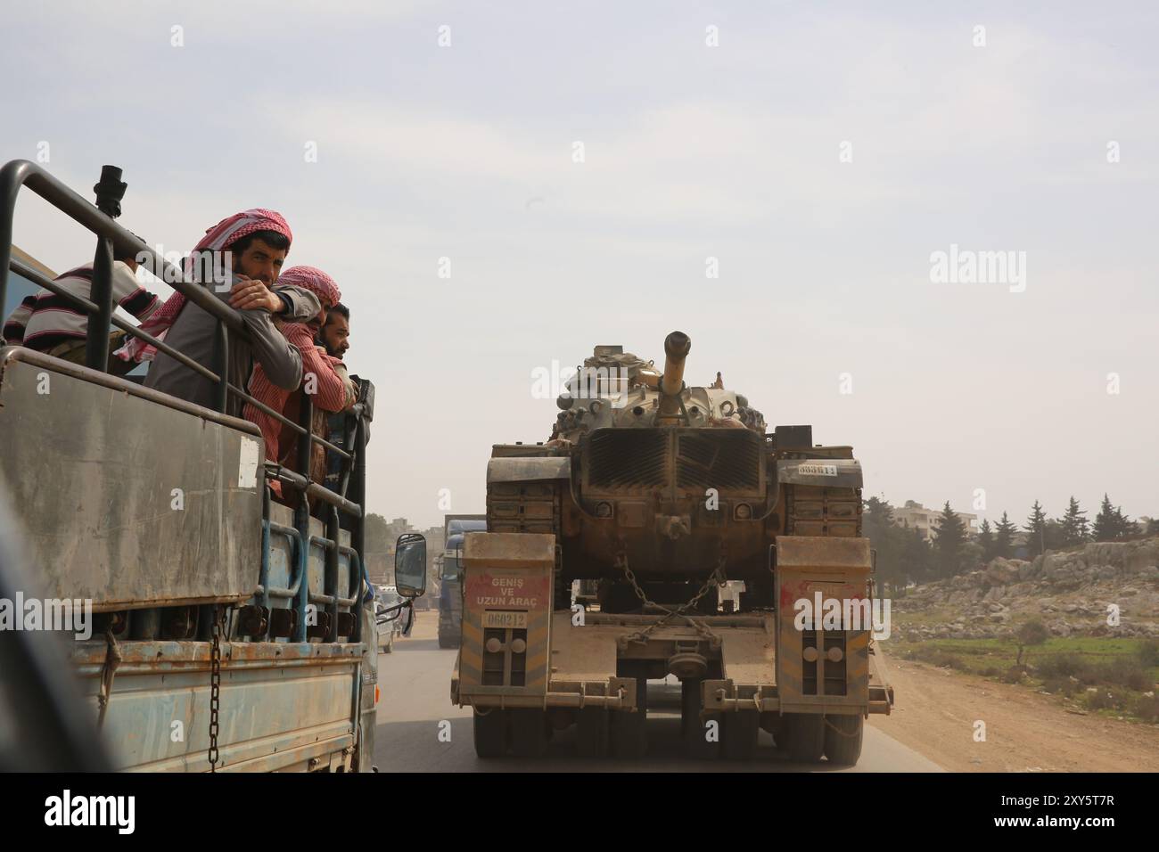 Dlib, Syrie. 10 mars 2020. Un convoi turc de véhicules militaires entre en Syrie par le terminal de Kafr Lusin situé près du terminal de Bab Al-Hawa dans le nord d'Idlib. La colonne s’est dirigée vers les postes d’observation turcs situés dans la zone de « désescalade » à Idlib pour renforcer un grand nombre de véhicules militaires turcs et de soldats déployés dans la région ces dernières semaines. La Turquie a continué d’envoyer davantage de renforts militaires dans la zone de « désescalade » depuis que le nouveau cessez-le-feu dans la région est entré en vigueur vendredi dernier, à la suite d’une réunion de six heures entre le président russe Poutine et son turc Banque D'Images