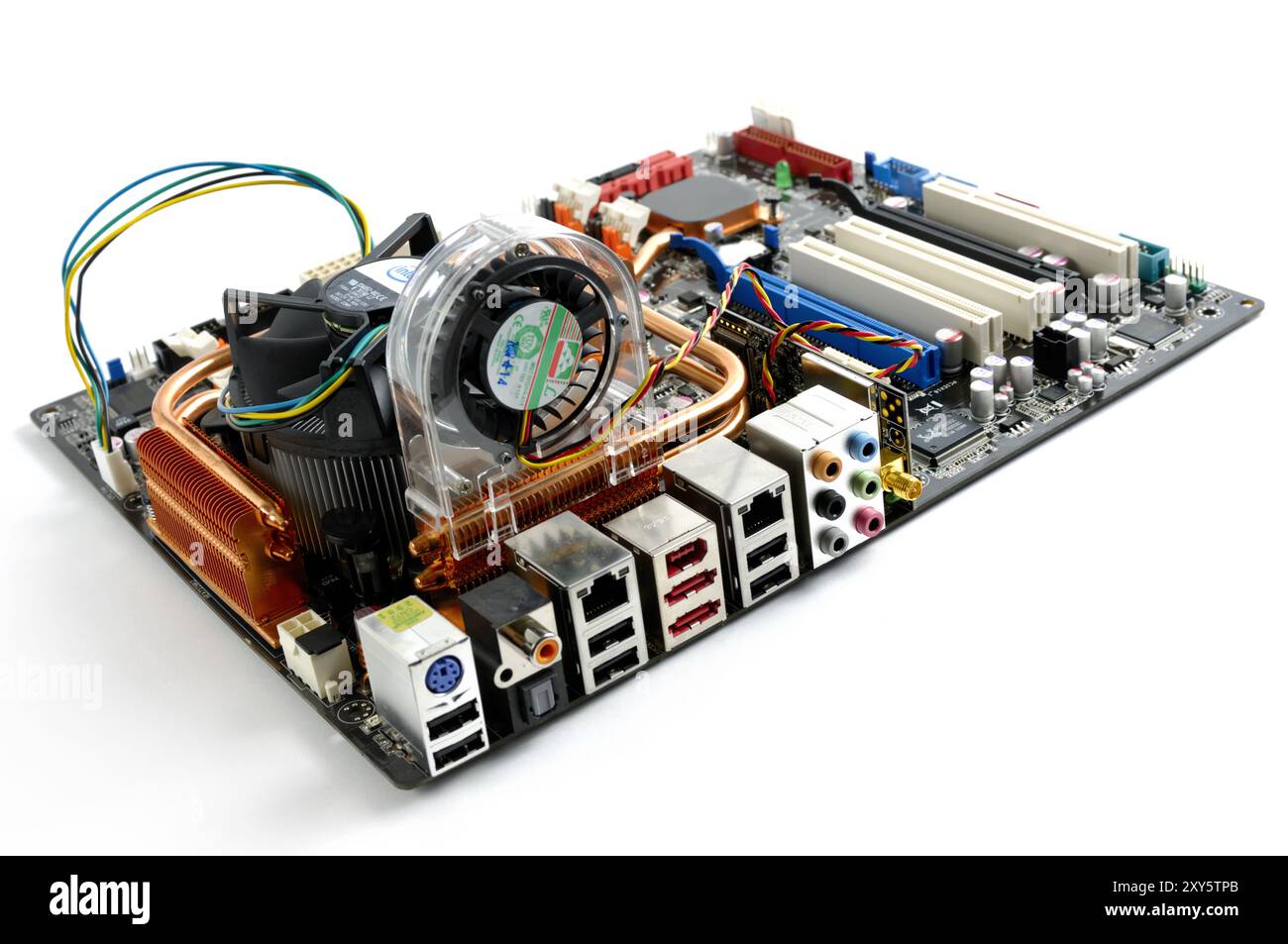 Carte mère de l'ordinateur avec un refroidisseur CPU et ventilateur isolé sur blanc Banque D'Images