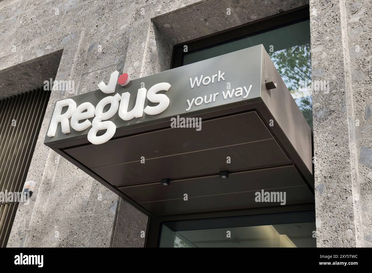 Logo Regus pour bureaux sur la façade d'un bâtiment à Milan, en Italie Banque D'Images