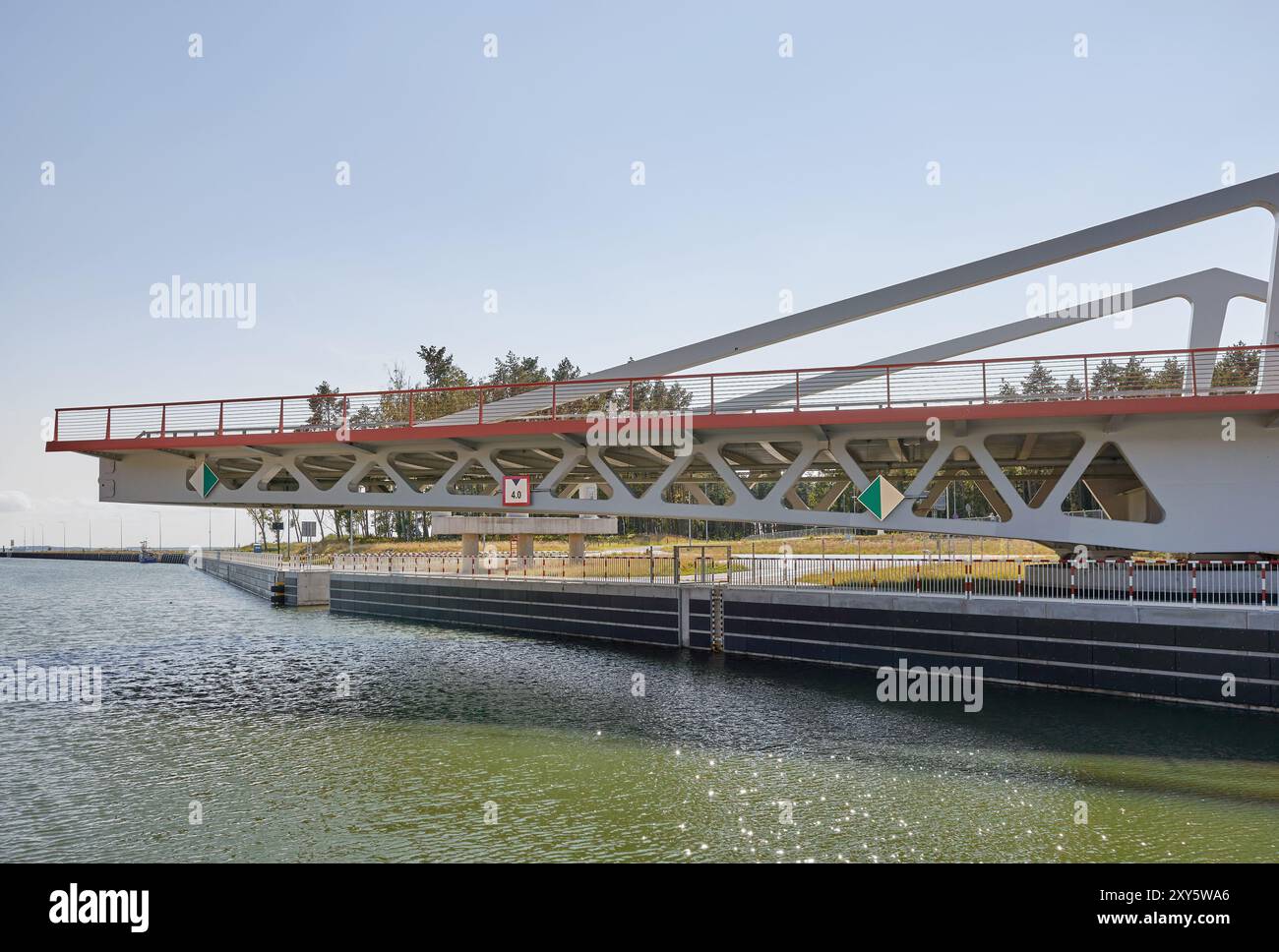 Pont tournant sur le canal Vistule Spit (Mierzeja Wislana), Pologne. Banque D'Images