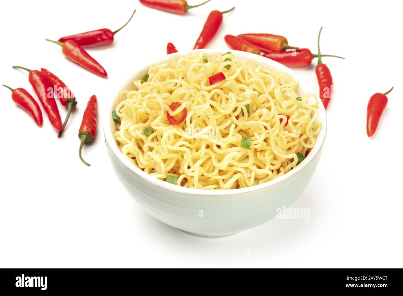 Nouilles Soba sur fond blanc avec des poivrons rouges et un lieu pour le texte Banque D'Images