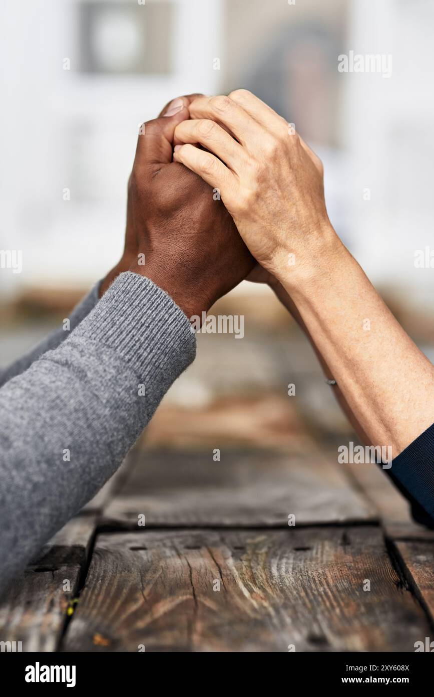 Tenant la main, la gentillesse et le soutien des gens, la table et l'empathie de l'amour avec le respect, les soins et l'extérieur. Prier, compassion et patience de l'unité de Banque D'Images