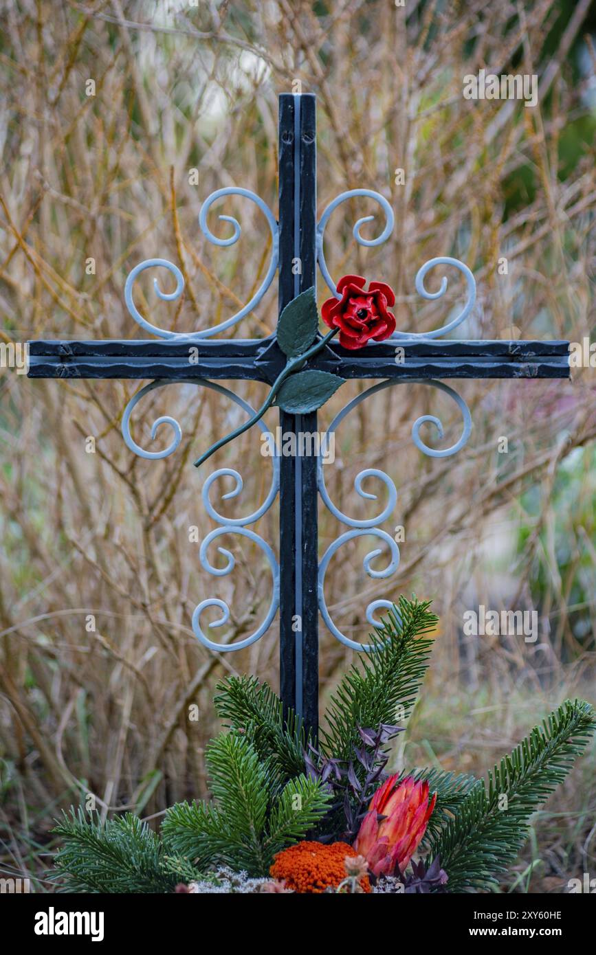 Friedhof Tegel, Berlin, Allemagne, 29 novembre 2018 : croix en fonte avec une rose rouge sur une tombe, Europe Banque D'Images