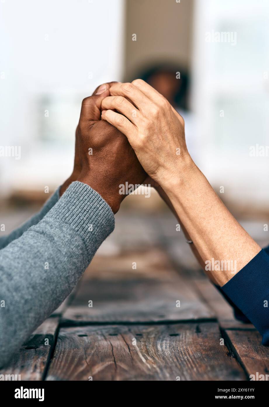 Tenant la main, l'empathie et le soutien des gens, la table et la gentillesse de l'amour avec respect, soin et plein air. Prier, compassion et patience de l'unité de Banque D'Images