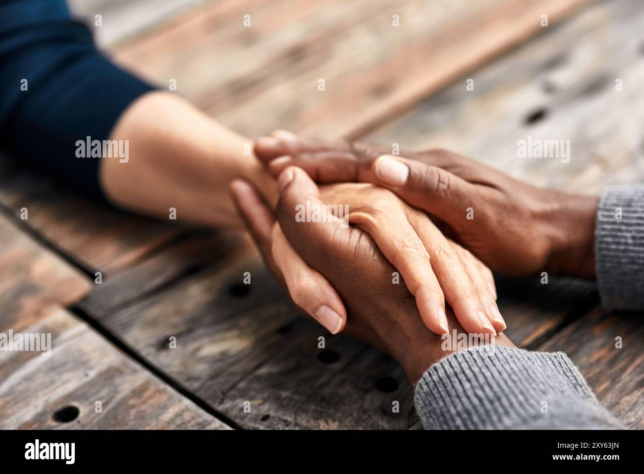 Tenant les mains, en plein air et le soutien des personnes, la table et la gentillesse de l'amour avec le respect, les soins et le couple. Prier, compassion et patience de l’unité Banque D'Images