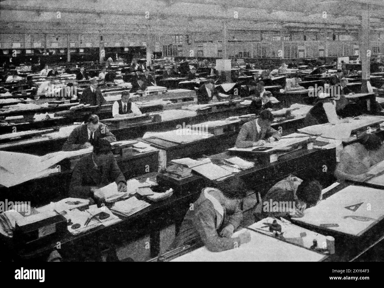 Le bureau de dessin pour Alfred Herbert (Coventry, Angleterre). Cette photographie est tirée d'une large sélection d'illustrations d'ingénierie et de photos imprimées principalement non attribuées qui ont été publiées à l'origine en 1936. Les tailles et la qualité des originaux varient assez largement. Banque D'Images