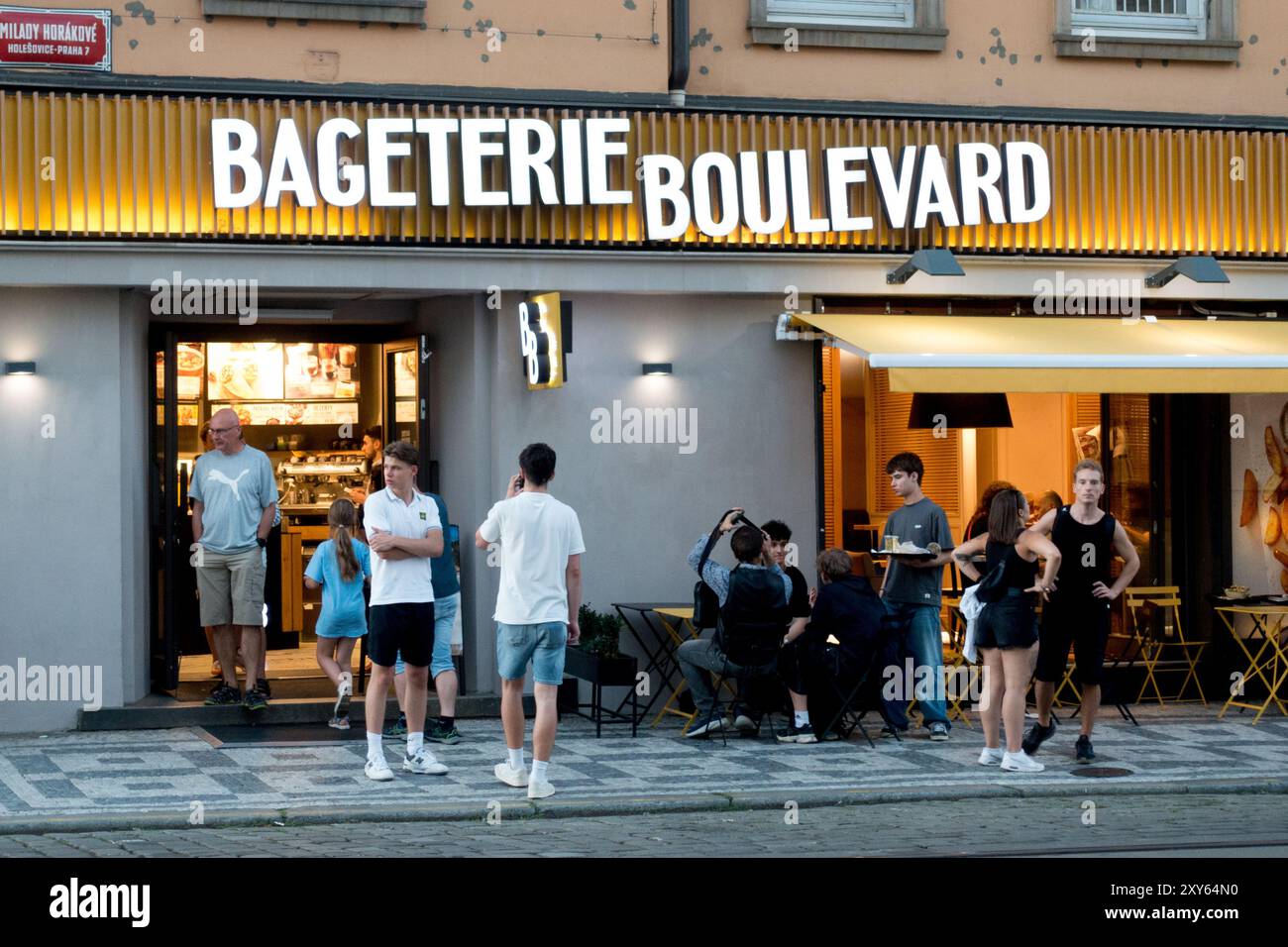 Bageterie Boulevard logo Fast Food Chain gastronomie entreprise Prague République Tchèque personnes dehors sur le trottoir Banque D'Images